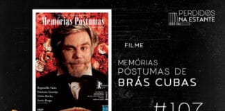 Imagem de fundo preto com textura de corte. À esquerda no canto inferior tem a logo do Leitor Cabuloso formado por um livro aberto e um punho levantado. À sua direita, tem o pôster do filme "Memórias Póstumas de Brás Cubas" emoldurado seguido de texto onde se lê "Filme: Memórias Póstumas de Brás Cubas #107" na cor branca. Em cima, à direita, tem a logo do podcast formado por livros em pé e que vão caindo com o título "Perdidos na Estante" em cima e o símbolo de play na letra "o".