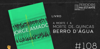 Imagem de fundo preto com textura de corte. À esquerda no canto inferior tem a logo do Leitor Cabuloso formado por um livro aberto e um punho levantado. À sua direita, tem a capa do livro "A Morte e a Morte de Quincas Berro D'Água" emoldurado seguido de texto onde se lê "Livro: A Morte e a Morte de Quincas Berro D'Água #108" na cor branca. Em cima, à direita, tem a logo do podcast formado por livros em pé e que vão caindo com o título "Perdidos na Estante" em cima e o símbolo de play na letra "o".