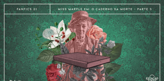 Fundo de papel de parede floral, em tons de verde e cinza escuro. Em destaque, composição com uma senhora idosa de chapéu e roupas de época e ilustrações de flores. À frente, há um livro em tons de preto e salmão, envolto por ilustrações de flores em preto e branco. A imagens possuem um aspecto tracejado que remete a impressões de dinheiro e/ou selos de postagens antigos. A imagem possui margem linear bege. Na parte superior, na mesma cor, há o letreiro “Fanfics 21 - Miss Marple em: O Caderno da Morte - Parte 3”. Na inferior esquerda, há o logo do portal “Leitor Cabuloso” (livro com punho saindo) e, na direita, o logo do podcast “Estação 21”.