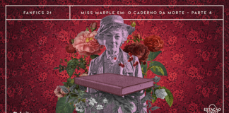 Fundo de papel de parede floral, em tons de preto e vermelho. Em destaque, composição com uma senhora idosa de chapéu e roupas de época e ilustrações de flores. À frente, há um livro em tons de bordô e rosa, envolto por ilustrações de flores em preto e branco. A imagens possuem um aspecto tracejado que remete a impressões de dinheiro e/ou selos de postagens antigos. A imagem possui margem linear bege. Na parte superior, na mesma cor, há o letreiro “Fanfics 21 - Miss Marple em: O Caderno da Morte - Parte 4”. Na inferior esquerda, há o logo do portal “Leitor Cabuloso” (livro com punho saindo) e, na direita, o logo do podcast “Estação 21”.