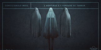 Fundo escuro de parede e chão de concreto. Em destaque, três figuras fantasmagóricas. A primeira e a terceira são fantasmas de lençol. A do meio é uma mulher flutuando e com olhos brilhantes, também coberta por um tecido translúcido.