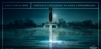 Fundo com paisagem noturna de um lago e floresta. À frente, em destaque, há uma adaga de aspecto antigo com parte da lâmina submersa. Onde o objeto toca a água, há uma luz azulada e reflexos da Via-Láctea.