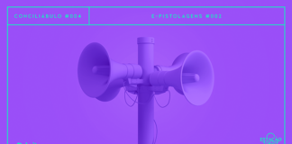 Fundo roxo com imagem de poste com quatro megafones em destaque, monocromáticos, também em roxo. Na parte superior, temos o número do episódio, Conciliábulo 004, e o título “E-pistolagens #002”, e na parte inferior temos o logo do podcast.