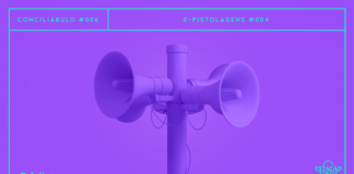 Fundo roxo com imagem de poste com quatro megafones em destaque, monocromáticos, também em roxo. Na parte superior, temos o número do episódio, Conciliábulo 006, e o título “E-pistolagens #003”, e na parte inferior temos o logo do podcast.