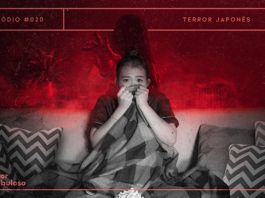 Em preto e branco, imagem de mulher asiática sentada num sofá, assistindo filme de terror, segurando uma manta e com um vasilhame de pipoca no colo. Na sala ao fundo, em tonalidades de preto e vermelho, há uma figura fantasmagórica de cabelos no rosto, tentando alcançar a personagem à frente. A imagem possui margem linear salmão. Na parte superior, na mesma cor, há o letreiro “Episódio #020 - Terror Japonês”. Na inferior esquerda, há o logo do portal “Leitor Cabuloso” (livro com punho saindo) e do projeto #OPodcastÉDelas (punho feminino segurando microfone) e, na direita, o logo do podcast “Estação 21”.