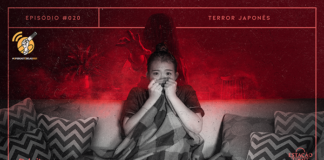 Em preto e branco, imagem de mulher asiática sentada num sofá, assistindo filme de terror, segurando uma manta e com um vasilhame de pipoca no colo. Na sala ao fundo, em tonalidades de preto e vermelho, há uma figura fantasmagórica de cabelos no rosto, tentando alcançar a personagem à frente. A imagem possui margem linear salmão. Na parte superior, na mesma cor, há o letreiro “Episódio #020 - Terror Japonês”. Na inferior esquerda, há o logo do portal “Leitor Cabuloso” (livro com punho saindo) e do projeto #OPodcastÉDelas (punho feminino segurando microfone) e, na direita, o logo do podcast “Estação 21”.