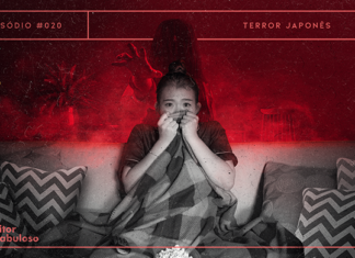 Estação 21 #020 – Terror Japonês #OPodcastÉDelas Em preto e branco, imagem de mulher asiática sentada num sofá, assistindo filme de terror, segurando uma manta e com um vasilhame de pipoca no colo. Na sala ao fundo, em tonalidades de preto e vermelho, há uma figura fantasmagórica de cabelos no rosto, tentando alcançar a personagem à frente. A imagem possui margem linear salmão. Na parte superior, na mesma cor, há o letreiro “Episódio #020 - Terror Japonês”. Na inferior esquerda, há o logo do portal “Leitor Cabuloso” (livro com punho saindo) e do projeto #OPodcastÉDelas (punho feminino segurando microfone) e, na direita, o logo do podcast “Estação 21”.