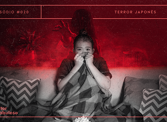 Em preto e branco, imagem de mulher asiática sentada num sofá, assistindo filme de terror, segurando uma manta e com um vasilhame de pipoca no colo. Na sala ao fundo, em tonalidades de preto e vermelho, há uma figura fantasmagórica de cabelos no rosto, tentando alcançar a personagem à frente. A imagem possui margem linear salmão. Na parte superior, na mesma cor, há o letreiro “Episódio #020 - Terror Japonês”. Na inferior esquerda, há o logo do portal “Leitor Cabuloso” (livro com punho saindo) e do projeto #OPodcastÉDelas (punho feminino segurando microfone) e, na direita, o logo do podcast “Estação 21”.