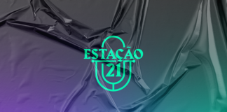 Logotipo em verde-flúor: fonte serifada escrito “Estação” na linha superior e “21” na inferior. A palavra e numeral são circundadas pela silhueta linear de um microfone antigo.