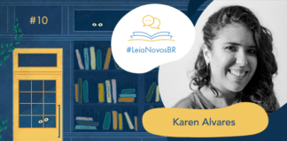 Imagem de fundo contendo uma ilustração da fachada da azul Livraria LeiaNovosBr. A fachada é composta por uma porta amarela com uma vidraça onde dois olhos de uma criatura mágica que está espiando, ao lado da vitrine da livraria que mostra vários livros coloridos desorganizados, também com alguns olhos claros espiando entre eles. No canto superior esquerdo há a numeração do episódio #10, no centro da imagem há a logo do podcast em um fundo branco. A logo é formado pelo texto #LeiaNovosBr em azul, abaixo de ícones que simbolizam um livro azul com páginas amarelas aberto, de onde saem dois balões de fala amarelos. Ao lado da logo, no canto esquerdo há a imagem da autora entrevistada Karen Alvares em preto e branco, seguido do seu nome exposto. No canto inferior direito está a logo branca do site Leitor Cabuloso, composta pelo pela imagem de um punho erguido saindo de um livro aberto, seguido do nome Leitor Cabuloso.