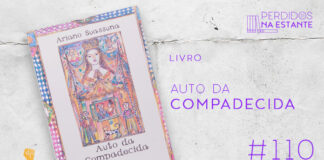 Imagem de fundo branco com textura de corte. À esquerda no canto inferior tem a logo do Leitor Cabuloso formado por um livro aberto e um punho levantado. À sua direita, tem a capa do livro "Auto da Compadecida" emoldurado seguido de texto onde se lê "Livro: Auto da Compadecida #110" na cor roxa. Em cima, à direita, tem a logo do podcast formado por livros em pé e que vão caindo com o título "Perdidos na Estante" em cima e o símbolo de play na letra "o".