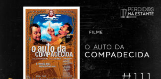 Imagem de fundo preto com textura de corte. À esquerda no canto inferior tem a logo do Leitor Cabuloso formado por um livro aberto e um punho levantado. À sua direita, tem o pôster do filme "O Auto da Compadecida" emoldurado seguido de texto onde se lê "Filme: O Auto da Compadecida #111" na cor branca. Em cima, à direita, tem a logo do podcast formado por livros em pé e que vão caindo com o título "Perdidos na Estante" em cima e o símbolo de play na letra "o".