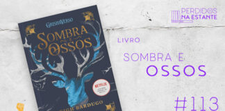 Imagem de fundo branco com textura de corte. À esquerda no canto inferior tem a logo do Leitor Cabuloso formado por um livro aberto e um punho levantado. À sua direita, tem a capa do livro "Sombra e Ossos" emoldurado seguido de texto onde se lê "Livro: Sombra e Ossos #113" na cor roxa. Em cima, à direita, tem a logo do podcast formado por livros em pé e que vão caindo com o título "Perdidos na Estante" em cima e o símbolo de play na letra "o".