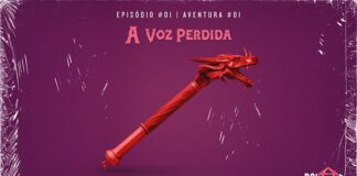 Em destaque, espécie de cetro/varinha vermelho com cabeça de dragão numa das pontas. O objeto aparece num fundo bordô. Acima, há o texto “Episódio #01 | Aventura #01” em branco e o letreiro “A Voz Perdida” em rosa, com fonte de aspecto retrô. Abaixo, há o logo do podcast D21. A imagem tem texturas de papel velho e plástico amassado.