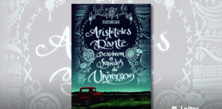 Capa do livro. Ilustração mostrando uma paisagem com um céu azul escuro, iluminado no horizonte. Um gramado com uma caminhonete vermelha voltada para a paisagem. Diversas ilustrações azul claro cobrem as laterais do céu, e no centro o título do livro em letra estilizada.