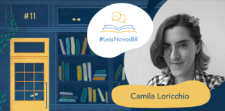 Imagem de fundo contendo uma ilustração da fachada da azul Livraria LeiaNovosBr. A fachada é composta por uma porta amarela com uma vidraça onde dois olhos de uma criatura mágica que está espiando, ao lado da vitrine da livraria que mostra vários livros coloridos desorganizados, também com alguns olhos claros espiando entre eles. No canto superior esquerdo há a numeração do episódio #11, no centro da imagem há a logo do podcast em um fundo branco. A logo é formado pelo texto #LeiaNovosBr em azul, abaixo de ícones que simbolizam um livro azul com páginas amarelas aberto, de onde saem dois balões de fala amarelos. Ao lado da logo, no canto esquerdo há a imagem da autora entrevistada Camila Loricchio em preto e branco, seguido do seu nome exposto. No canto inferior direito está a logo branca do site Leitor Cabuloso, composta pelo pela imagem de um punho erguido saindo de um livro aberto, seguido do nome Leitor Cabuloso.
