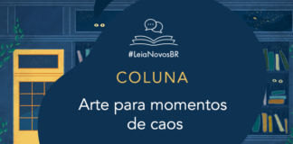 Imagem de fundo contendo uma ilustração da fachada da azul Livraria LeiaNovosBr. A fachada é composta por uma porta amarela com uma vidraça onde dois olhos de uma criatura mágica que está espiando, ao lado da vitrine da livraria que mostra vários livros coloridos desorganizados, também com alguns olhos claros espiando entre eles. No centro da imagem há a logo do podcast. A logo é formado pelo texto #LeiaNovosBr em azul, abaixo de ícones que simbolizam um livro azul com páginas amarelas aberto, de onde saem dois balões de fala amarelos. Abaixo da logo está escrito COLUNA e abaixo de COLUNA está escrito o título da Coluna: Arte para momentos de Caos. Mais abaixo está a logo branca do site Leitor Cabuloso, composta pelo pela imagem de um punho erguido saindo de um livro aberto, seguido do nome Leitor Cabuloso.