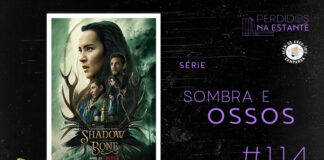 Imagem de fundo preto com textura de corte. À esquerda no canto inferior tem a logo do Leitor Cabuloso formado por um livro aberto e um punho levantado. À sua direita, tem o pôster da série "Sombra e Ossos" emoldurado seguido de texto onde se lê "Série: Sombra e Ossos #114" na cor roxa. Em cima, à direita, tem a logo do podcast formado por livros em pé e que vão caindo com o título "Perdidos na Estante" em cima e o símbolo de play na letra "o". Logo abaixo da logo do Perdidos na Estante, há a logo da campanha #AlémDoArcoÍris.