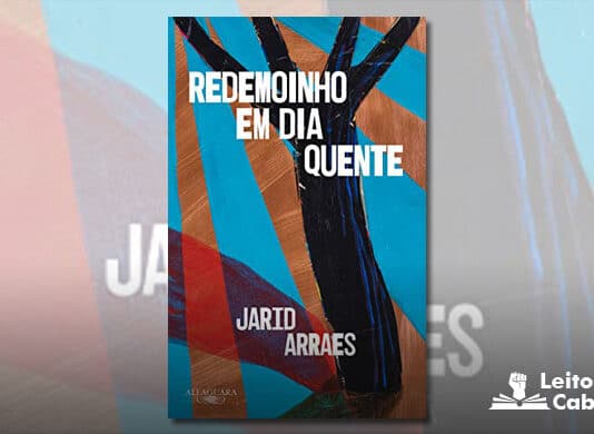 Capa do livro. Em uma arte quase abstrata, um fundo azul, algumas faixas marrons com certo aspecto de raios solares descem até a base da capa, enquanto um figura escura semelhante a uma arvore seca encontra-se no centro do livro. Em primeiro plano o título em branco no topo, e o nome da autora na base.