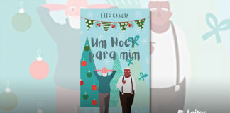 Capa do livro. Ilustração com fum azul, e neve caindo. Em primeiro plano, dois senhores, uma do lado outro, um careca e com barba branca com as mãos repousadas na cabeça, o outro de cabelo branco. Atrás deles alguns triangulos azul-esverdeado representando arvores de natal enfeitadas, no topo, o nome do autor, logo abaixo bandeirinhas de natal penduradas, e no centro o título do livro.