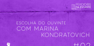 Vitrine do podcast. Escrito em branco no centro está "Escolha do Ouvinte com Marina Kondratovich". No canto inferior esquerdo a logo do Leitor Cabuloso, em branco. No canto inferior direito o número 02. No canto superior direito, a logo do Perdidos na Estante, em branco. Fundo roxo com alguns relevos.