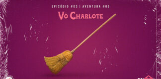 Em destaque, vassoura antiga com cabo de madeira e cerdas de palha trançada. A imagem aparece num fundo bordô. Acima, há texto “Episódio #03 | Aventura #03” em branco e o letreiro “Vó Charlote” em rosa, com fonte de aspecto retrô. Abaixo, há o logo do podcast D21, do site Leitor Cabuloso e da campanha Além do Arco-Íris. A imagem tem texturas de papel velho e plástico amassado.