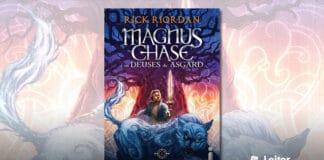 Capa do livro. No centro da capa, um rapaz loiro de camiseta branca e casaco azul. Uma espada dourada e brilhante flutua de pé sobre a mão dele. Atrás dele, uma árvore grossa com inumeros galhos secos, com uma luz roxa sobre a árvore. Frente ao rapaz, um enorme lobo azul e feroz. No fundo, no topo um céu noturno azul e estrelado, abaixo desenhos de aspecto nórdico antigo, brilhando com fundo de cores em degradê amarelo, laranja, roxo e vermelho. Em primeiro plano, no topo, o nome do autor, e abaixo o título: Magnus Chase, e os Deuses de Asgard.