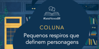 Imagem de fundo contendo uma ilustração da fachada da azul Livraria LeiaNovosBr. A fachada é composta por uma porta amarela com uma vidraça onde dois olhos de uma criatura mágica que está espiando, ao lado da vitrine da livraria que mostra vários livros coloridos desorganizados, também com alguns olhos claros espiando entre eles. No centro da imagem há a logo do podcast. A logo é formado pelo texto #LeiaNovosBr em azul, abaixo de ícones que simbolizam um livro azul com páginas amarelas aberto, de onde saem dois balões de fala amarelos. Abaixo da logo está escrito COLUNA e abaixo de COLUNA está escrito o título da Coluna: Pequenos Respiros que definem Personagens. Mais abaixo está a logo branca do site Leitor Cabuloso, composta pelo pela imagem de um punho erguido saindo de um livro aberto, seguido do nome Leitor Cabuloso.