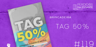 Vitrine do podcast. Escrito em branco à direita está "Brincadeira Tag 50%". No canto inferior esquerdo a logo do Leitor Cabuloso, em branco. No canto inferior direito o número 02. No canto superior direito, a logo do Perdidos na Estante, em branco. À esquerda, a capa de um livro, com o título "Tag 50%" em letras grandes, e depois "carregando as leituras do ano todo" e uma barra de complete preenchida até a metade, a metade superior do livro é cinza, e a de baixo é colorida em tons azuis, vermelhos, amarelos e laranja. Fundo roxo com alguns relevos.