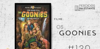 Imagem de fundo branco com textura de corte. À esquerda no canto inferior tem a logo do Leitor Cabuloso formado por um livro aberto e um punho levantado. À sua direita, tem o pôster do filme "Os Goonies" emoldurado seguido de texto onde se lê "Filme: Os Goonies #120" na cor preta. Em cima, à direita, tem a logo do podcast formado por livros em pé e que vão caindo com o título "Perdidos na Estante" em cima e o símbolo de play na letra "o".