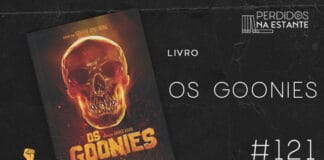 Imagem de fundo preto com textura de corte. À esquerda no canto inferior tem a logo do Leitor Cabuloso formado por um livro aberto e um punho levantado. À sua direita, tem a capa do livro "Os Goonies" emoldurado seguido de texto onde se lê "Livro: Os Goonies #121" na cor branca. Em cima, à direita, tem a logo do podcast formado por livros em pé e que vão caindo com o título "Perdidos na Estante" em cima e o símbolo de play na letra "o".