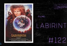 Imagem de fundo preto com textura de corte. À esquerda no canto inferior tem a logo do Leitor Cabuloso formado por um livro aberto e um punho levantado. À sua direita, tem o pôster do filme "Labirinto" emoldurado seguido de texto onde se lê "Filme: Labirinto #122" na cor roxa. Em cima, à direita, tem a logo do podcast formado por livros em pé e que vão caindo com o título "Perdidos na Estante" em cima e o símbolo de play na letra "o".