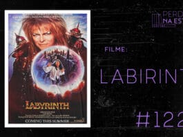 Imagem de fundo preto com textura de corte. À esquerda no canto inferior tem a logo do Leitor Cabuloso formado por um livro aberto e um punho levantado. À sua direita, tem o pôster do filme "Labirinto" emoldurado seguido de texto onde se lê "Filme: Labirinto #122" na cor roxa. Em cima, à direita, tem a logo do podcast formado por livros em pé e que vão caindo com o título "Perdidos na Estante" em cima e o símbolo de play na letra "o".