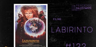 Imagem de fundo preto com textura de corte. À esquerda no canto inferior tem a logo do Leitor Cabuloso formado por um livro aberto e um punho levantado. À sua direita, tem o pôster do filme "Labirinto" emoldurado seguido de texto onde se lê "Filme: Labirinto #122" na cor roxa. Em cima, à direita, tem a logo do podcast formado por livros em pé e que vão caindo com o título "Perdidos na Estante" em cima e o símbolo de play na letra "o".