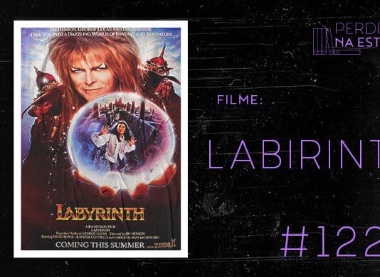 Imagem de fundo preto com textura de corte. À esquerda no canto inferior tem a logo do Leitor Cabuloso formado por um livro aberto e um punho levantado. À sua direita, tem o pôster do filme "Labirinto" emoldurado seguido de texto onde se lê "Filme: Labirinto #122" na cor roxa. Em cima, à direita, tem a logo do podcast formado por livros em pé e que vão caindo com o título "Perdidos na Estante" em cima e o símbolo de play na letra "o".