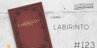 Imagem de fundo branco com textura de corte. À esquerda no canto inferior tem a logo do Leitor Cabuloso formado por um livro aberto e um punho levantado. À sua direita, tem a capa do livro "Labirinto" emoldurado seguido de texto onde se lê "Livro: Labirinto #123" na cor preta. Em cima, à direita, tem a logo do podcast formado por livros em pé e que vão caindo com o título "Perdidos na Estante" em cima e o símbolo de play na letra "o".