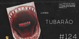 Imagem de fundo preto com textura de corte. À esquerda no canto inferior tem a logo do Leitor Cabuloso formado por um livro aberto e um punho levantado. À sua direita, tem a capa do livro "Tubarão" emoldurado seguido de texto onde se lê "Livro: Tubarão #124" na cor branca. Em cima, à direita, tem a logo do podcast formado por livros em pé e que vão caindo com o título "Perdidos na Estante" em cima e o símbolo de play na letra "o".