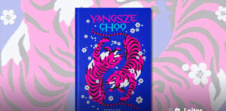 Capa do livro. Fundo azul com flores brancas por toda capa. Ilustração de dois tigres branco, preto e rosa. Um voltado para cima e outro para baixo simulando o simbolo Yin Yang. No topo o nome da autora.