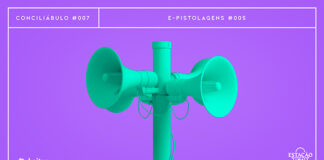 Fundo lilás com imagem de poste com quatro megafones verde-flúor em destaque. A imagem possui margem linear branca. Na parte superior, na mesma cor, há o letreiro “Conciliábulo #007 - E-pistolagens #005”, e, na inferior, o logo do podcast “Estação 21” e do site “Leitor Cabuloso”.