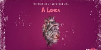 Em destaque, coração (com a anatomia humana) feito em ferro enferrujado. No órgão mecânico há o texto “Turu Turu” em baixo relevo, como se fosse a descrição do modelo da máquina. A imagem aparece num fundo bordô. Acima, há texto “Episódio #05 | Aventura #05” em branco e o letreiro “A Lenda” em rosa, com fonte de aspecto retrô. Abaixo, há o logo do podcast D21 e do site Leitor Cabuloso. A imagem tem texturas de papel velho e plástico amassado
