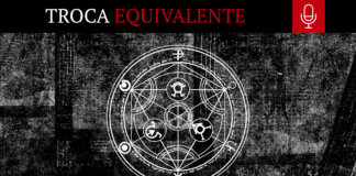 Imagem com fundo preto com detalhes semelhantes a uma textura de tecido jeans, com os detalhes em branco pálido. No centro, o círculo de transmutação humana está em branco. No topo, uma tarja preta atravessa a imagem da direita até a esquerda, escrito “Troca”, em branco com letra serifada e a palavra “Equivalente” em vermelho sangue, também serifada. Ao lado do texto, um quadrado vermelho sangue carrega o ícone minimalista de um microfone em branco. No canto inferior esquerdo, o logo do site Leitor Cabuloso está disposto em branco.