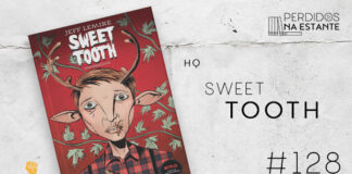 Imagem de fundo branco com textura de corte. À direita no canto inferior tem a logo do Leitor Cabuloso formado por um livro aberto na cor azul e um punho levantado na cor branca. À sua esquerda, tem a capa da HQ Sweet Tooth com ilustração do protagonista que é um menino humano com galhada. Em cima, à direita, tem a logo do podcast formado por livros em pé e que vão caindo com o título "Perdidos na Estante" em cima e o símbolo de play na letra "o".