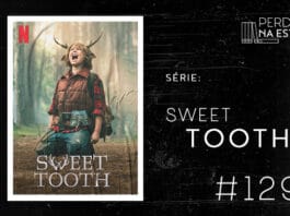 Imagem de fundo preto com textura de corte. À esquerda no canto inferior tem a logo do Leitor Cabuloso formado por um livro aberto e um punho levantado. À sua direita, tem o pôster da série "Sweet Tooth" emoldurado seguido de texto onde se lê "Série: Sweet Tooth #129" na cor branca. Em cima, à direita, tem a logo do podcast formado por livros em pé e que vão caindo com o título "Perdidos na Estante" em cima e o símbolo de play na letra "o".