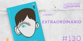 Imagem de fundo branco com textura de corte. À direita no canto inferior tem a logo do Leitor Cabuloso formado por um livro aberto na cor azul e um punho levantado na cor branca. À sua esquerda, tem a capa do livro Extraordinário com ilustração do protagonista que é um menino humano em desenho infantil, representado com um único olho azul. Em cima, à direita, tem a logo do podcast formado por livros em pé e que vão caindo com o título "Perdidos na Estante" em cima e o símbolo de play na letra "o".