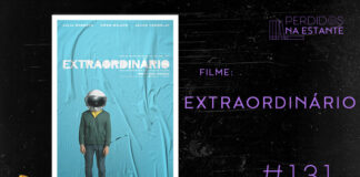 Imagem de fundo preto com textura de corte. À esquerda no canto inferior tem a logo do Leitor Cabuloso formado por um livro aberto e um punho levantado. À sua direita, tem o pôster do filme "Extraordinário" emoldurado seguido de texto onde se lê "Filme: Extraordinário #131" na cor roxa. Em cima, à direita, tem a logo do podcast formado por livros em pé e que vão caindo com o título "Perdidos na Estante" em cima e o símbolo de play na letra "o".