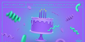 Fundo roxo, com foco de luz esverdeado ao centro. Em destaque, imagem em 3D de bolo de aniversário com 4 velinhas, em tons de roxo. Ao redor, há várias formas geométricas 3D, em roxo e rede, como confetes. A imagem possui margem linear verde-flúor. Na parte superior, na mesma cor, há o letreiro “Conciliábulo #009 - E-pistolagens #006: 4 anos de Estação!”. Na inferior esquerda, há o logo do portal “Leitor Cabuloso” e, na direita, o logo do podcast “Estação 21”