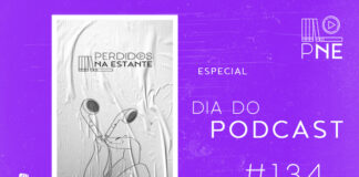 Imagem de fundo roxo com textura de corte. À esquerda no canto inferior tem a logo do Leitor Cabuloso formado por um livro aberto e um punho levantado. À sua direita, tem uma ilustração de uma mão segurando dois fones de ouvido em preto e branco e a logo do Perdidos na Estante, emoldurada seguida de texto onde se lê "Especial: Dia do Podcast #134" na cor branca. Em cima, à direita, tem a logo do podcast formado por livros em pé e que vão caindo com o título "Perdidos na Estante" em cima e o símbolo de play na letra "o".