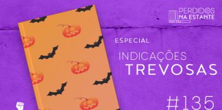 Imagem de fundo roxo com textura de corte. À esquerda no canto inferior tem a logo do Leitor Cabuloso formado por um livro aberto e um punho levantado. À sua direita, a capa de um livro estampada em laranja com morcegos e abóboras, emoldurada seguida de texto onde se lê "Especial: Indicações Trevosas #135" na cor branca. Em cima, à direita, tem a logo do podcast formado por livros em pé e que vão caindo com o título "Perdidos na Estante" em cima e o símbolo de play na letra "o".