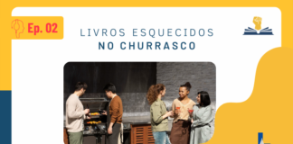 No lado superior esquerdo, tem o desenho de uma pessoa de perfil utilizando um fone e, ao lado, está escrito Ep. 02. No lado superior direito, tem a logo do Leitor Cabuloso, que é uma mão com o punho fechado saindo de um livro aberto. No centro da imagem, há o título do episódio (Livros esquecidos no churrasco) e, mais abaixo, tem uma foto de pessoas em um churrasco, três do lado direito conversando e duas pessoas na frente da churrasqueira também conversando. No lado inferior direito tem a logo da Super Liga de Resenhistas que são as iniciais SLR, mas, o L está mais acima, pois, no lugar dele, tem a ponta de uma caneta tinteiro.