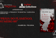 Os mais notórios e terríveis centavos #01: Praia do Flamengo, número 88 – Gabriel Folena Editora Triquetra e Leitor Cabuloso “Apresentam concurso literário Triquetra Cabulosa ‘Os Mais Notórios e Terríveis Centavos conto #01’. “Praia do flamengo, número 88”. Ao lado do título, a capa do livro: Capa com fundo de recorte de jornal. Sobre o fundo, um retângulo que lembra uma edição antiga de Penny Dreadful. Nele, está escrito em preto, em fonte de jornal: Contos da Triquetra Cabulosa, Os Mais Notórios e Terríveis Centavos” (título grande em cor vermelha no meio da capa). Em primeiro plano, sobre o fundo e o retângulo, colagens de ilustrações das Penny Dreadful originais em vermelho e preto. Fundo cinza escuro com efeito papel e respingos de tinta vermelha no canto superior direito.